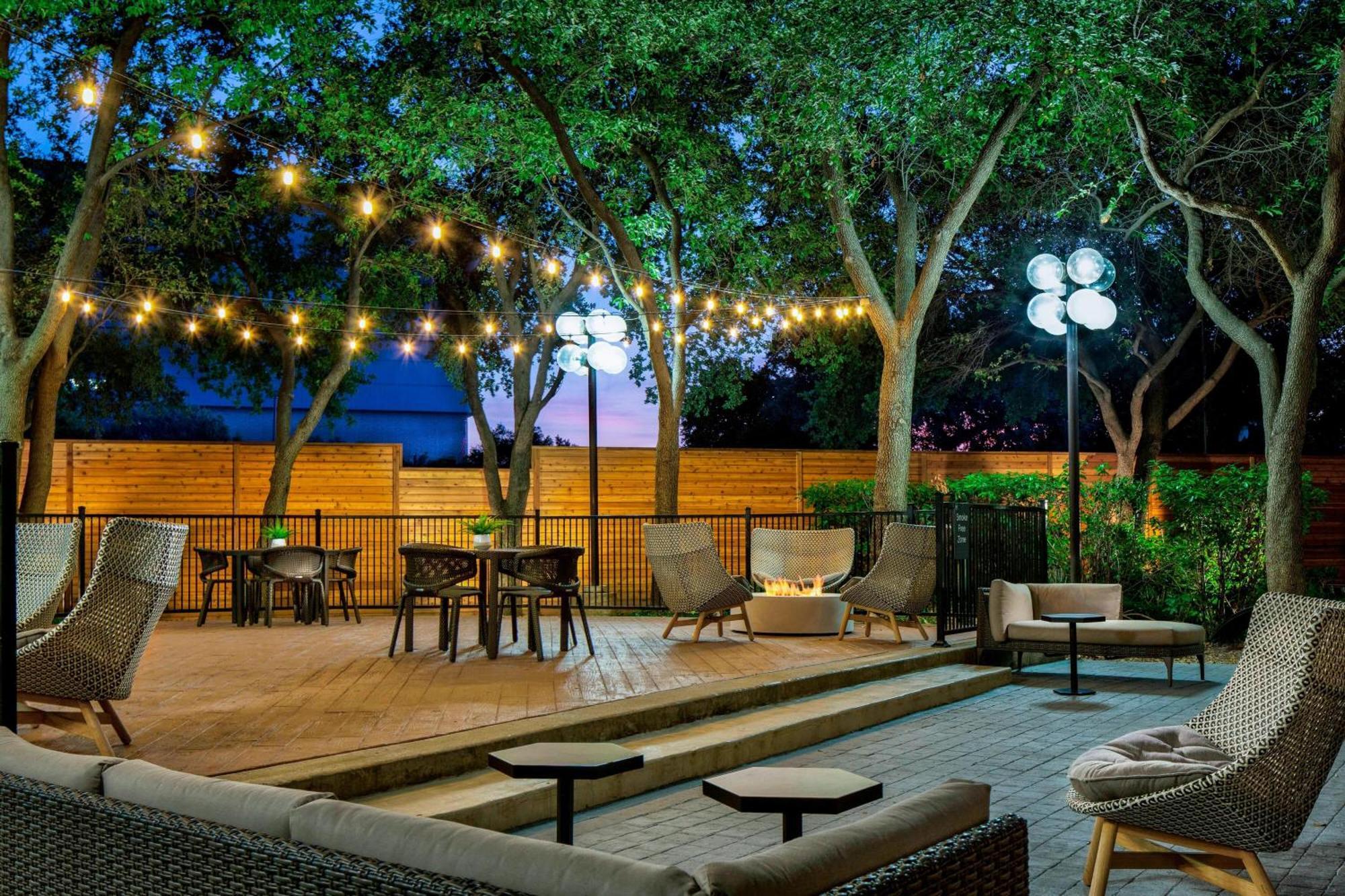 Sheraton Suites Market Center Dallas Exterior photo